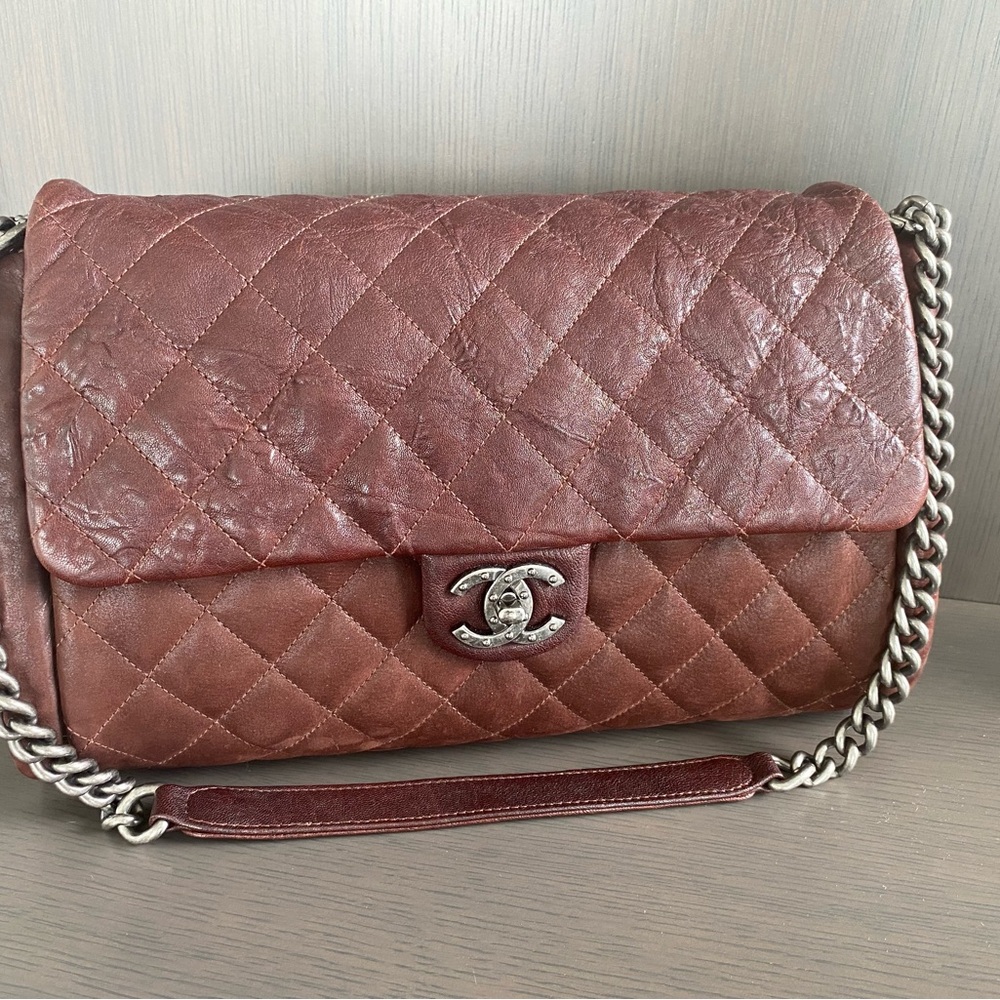 CHANEL Burgundy Shoulder Bag with Quilted Design and Chain Strap